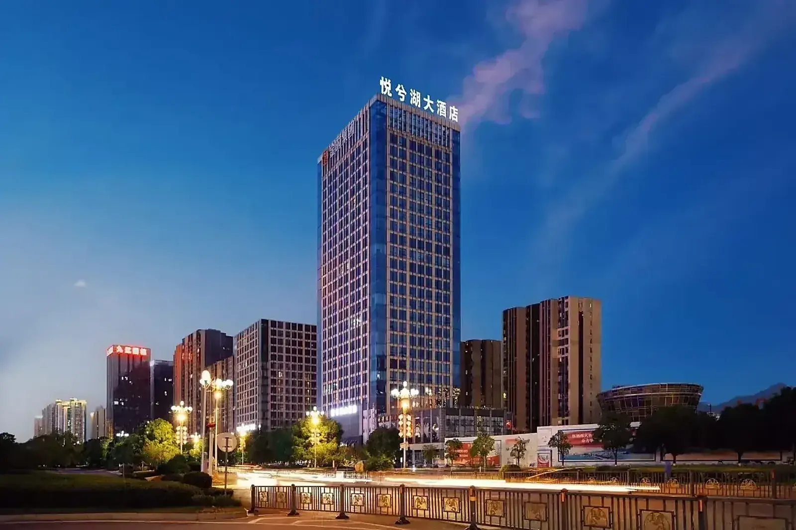 悦兮湖大酒店(九江市体育中心八里湖新区店)外观全景