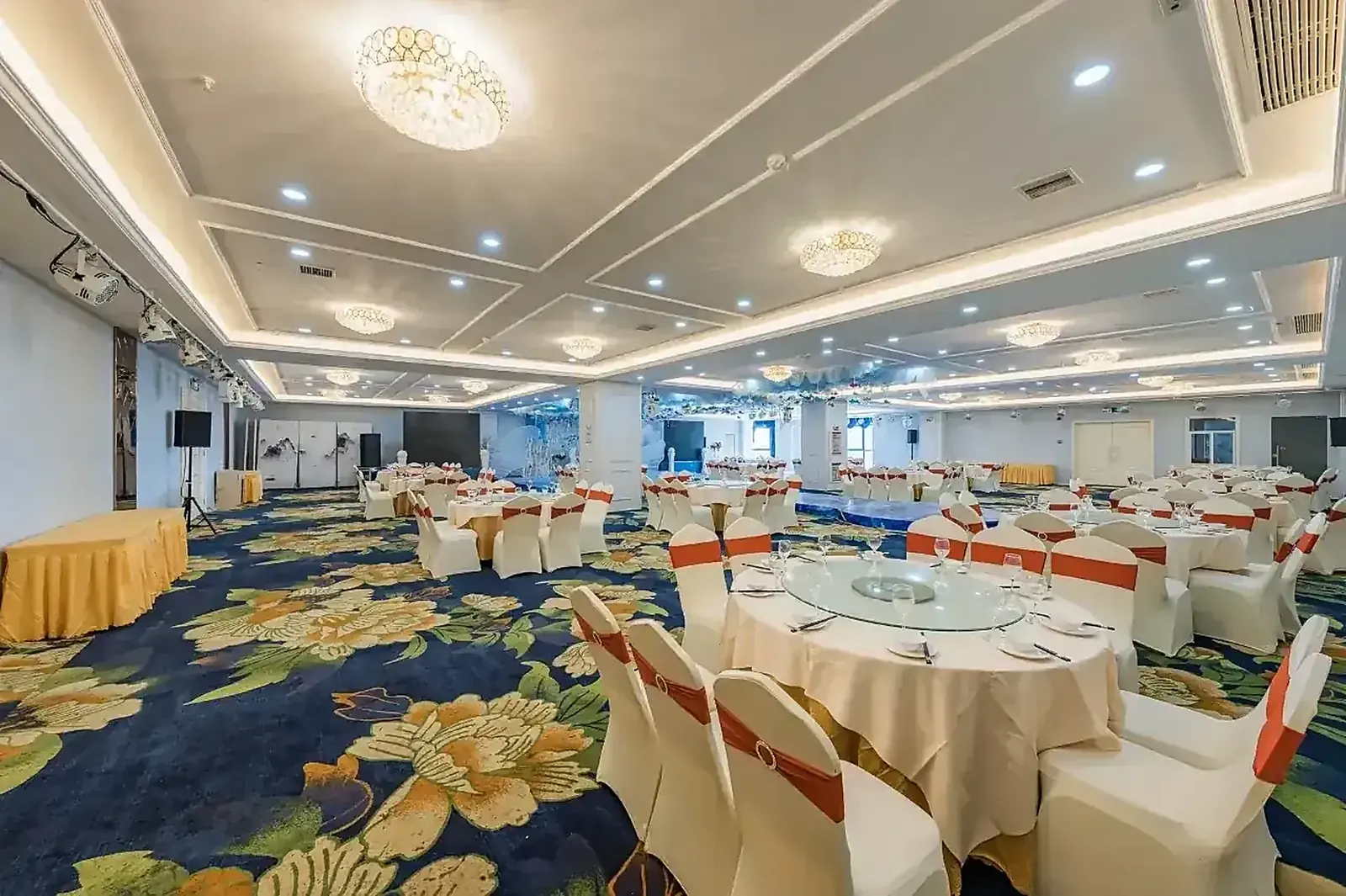 悦兮湖大酒店(九江市体育中心八里湖新区店)多功能厅